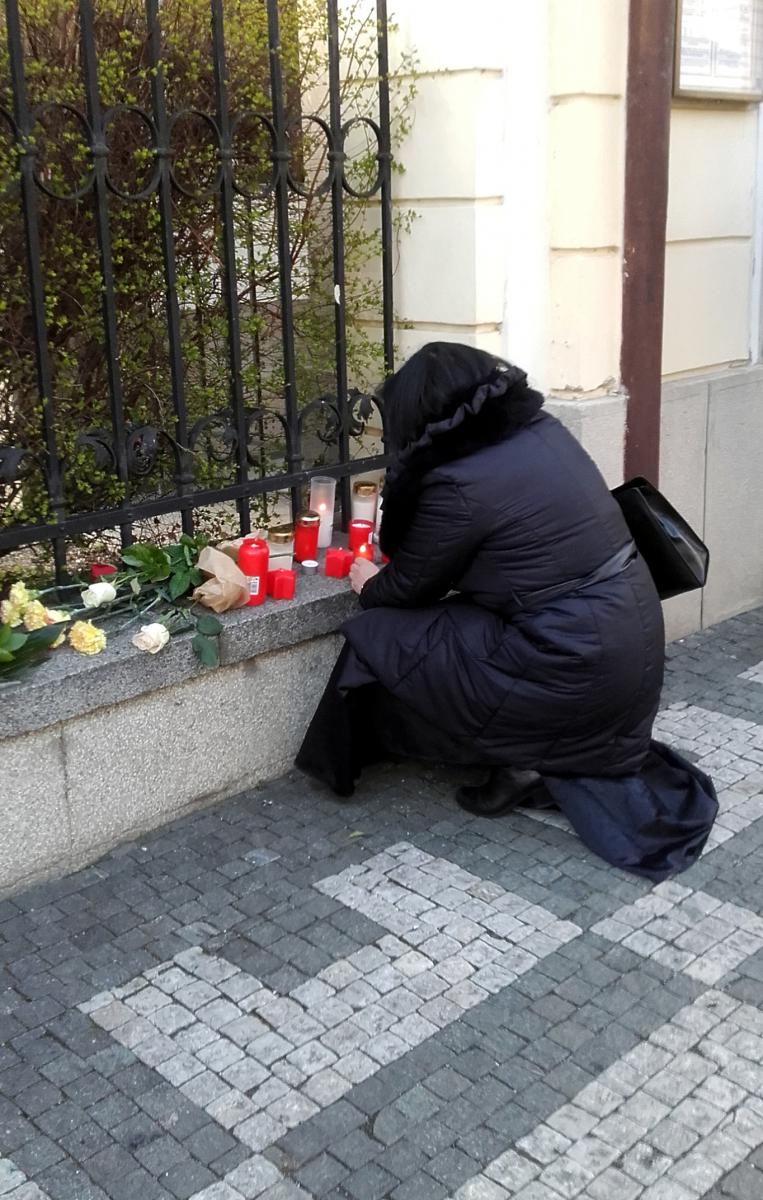 Klára Samková na pietě u belgické ambasády