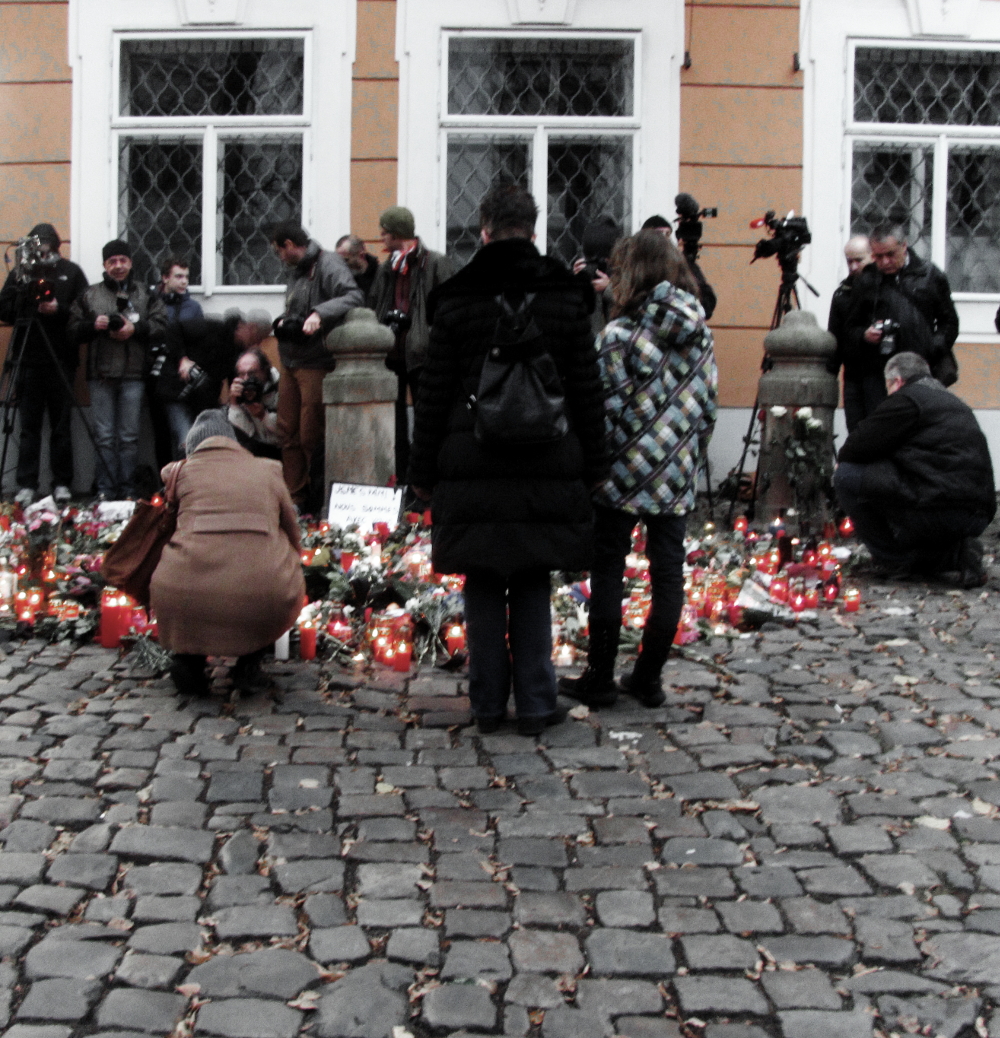 Klára Samková u francouzské ambasády